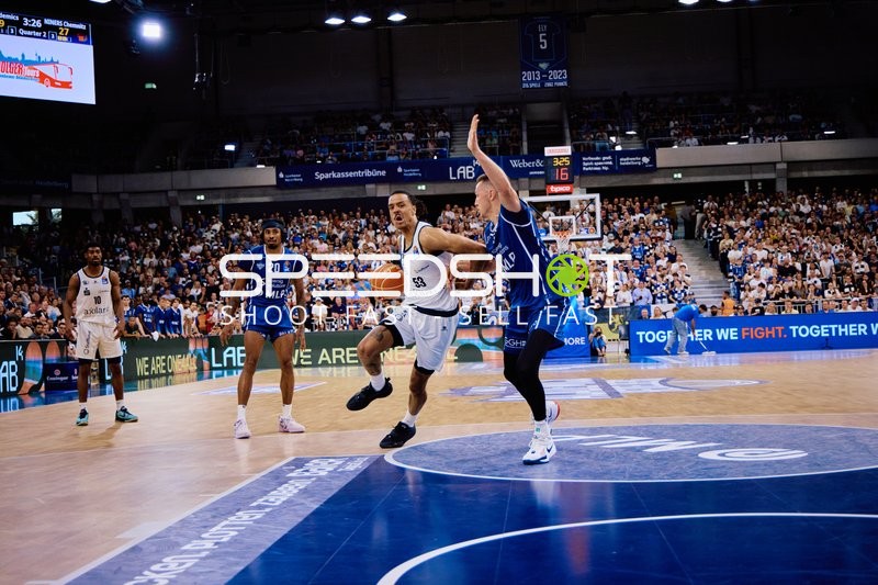 Drive zum Korb Kevin Yebo (53;Niners Chemnitz), Verteidigung Michael Weathers (20;MLP Academics Heidelberg), Bakary Dibba (10;MLP Academics Heidelberg)