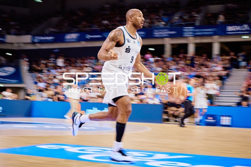 Dribbling DeAndre Lansdowne (9;Niners Chemnitz)