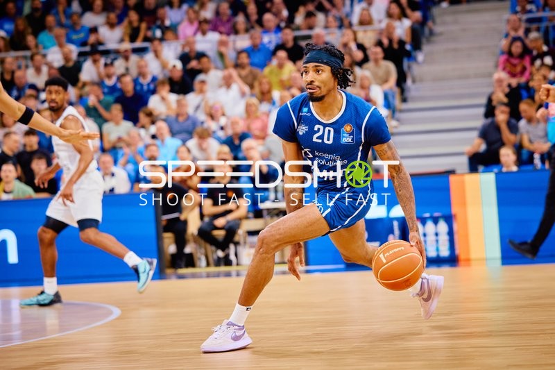 Michael Weathers (20, MLP Academics Heidelberg) dribbelt