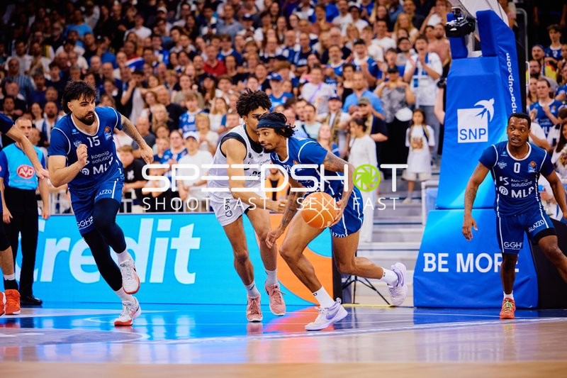 Drive mit Ball Michael Weathers (20;MLP Academics Heidelberg), DJ Horne (0;MLP Academics Heidelberg)