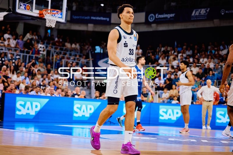 Spieler läuft Nicholas Tischler (33;Niners Chemnitz)