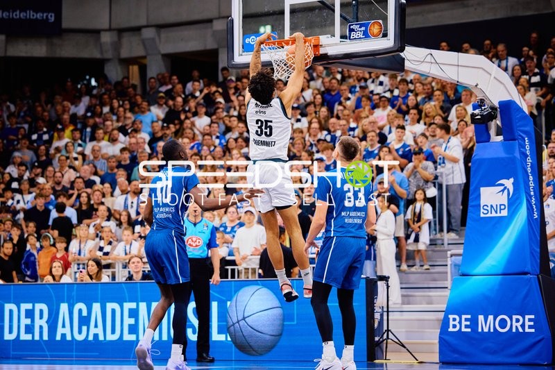 Dunk Roman Bedime (35;Niners Chemnitz) gegen Bakary Dibba (10;MLP Academics Heidelberg), Ryan Mikesell (33;MLP Academics Heidelberg)