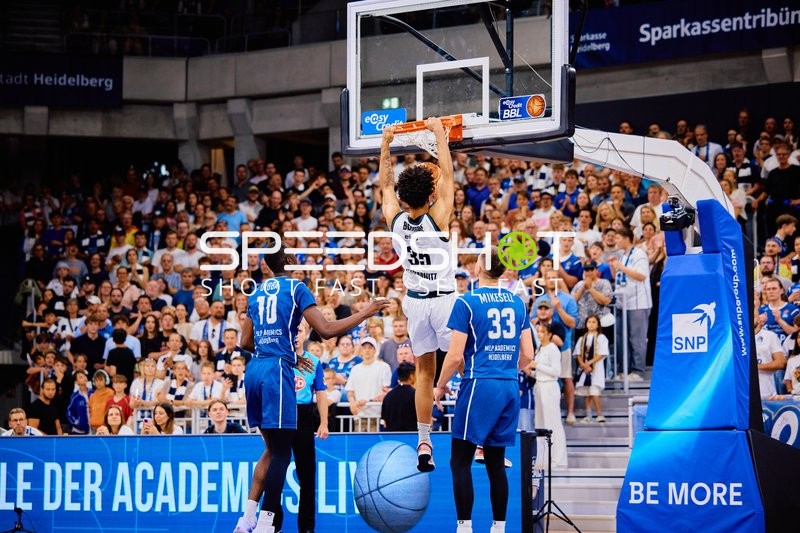 Dunk von Roman Bedime (35;Niners Chemnitz) über Bakary Dibba (10;MLP Academics Heidelberg), Ryan Mikesell (33;MLP Academics Heidelberg)