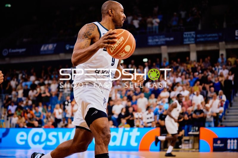 Ballführung DeAndre Lansdowne (9;Niners Chemnitz)