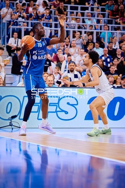 Bakary Dibba (10, MLP Academics Heidelberg) hält Ball