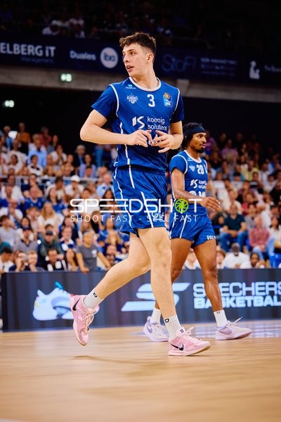 Spieler läuft Andrew O’Brien (3;MLP Academics Heidelberg), Michael Weathers (20;MLP Academics Heidelberg)