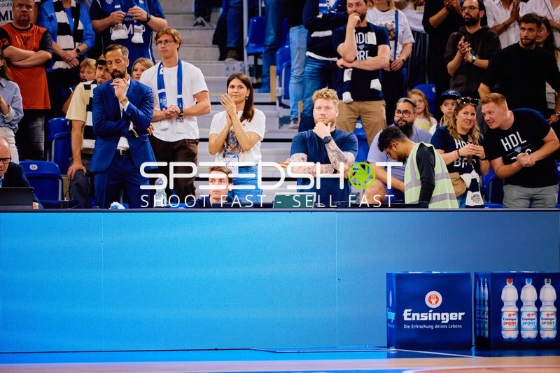 Publikum und Offizielle am Spielfeldrand Kevin Gerwin (49;MLP Academics Heidelberg), Matthias Lautenschläger (826;MLP Academics Heidelberg)