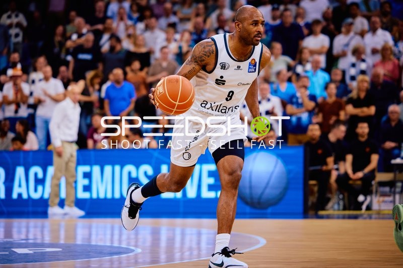 Dribbling DeAndre Lansdowne (9;Niners Chemnitz)