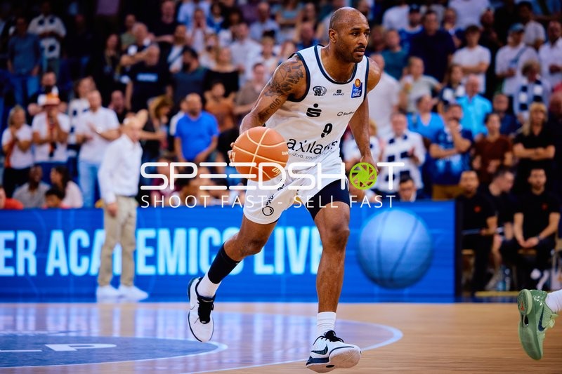 Dribbling DeAndre Lansdowne (9;Niners Chemnitz)