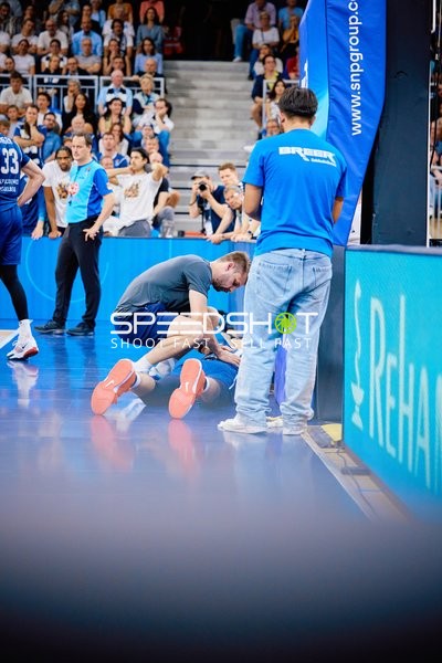 Verletzungsbehandlung Osun Osunniyi (12;MLP Academics Heidelberg), Alex Vogel (814;MLP Academics Heidelberg)