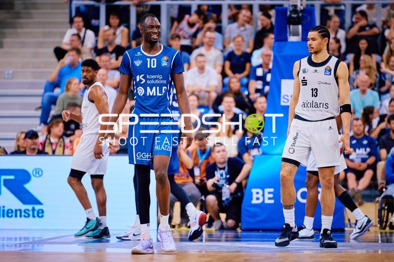 Spielszene mit Bakary Dibba (10;MLP Academics Heidelberg) und Olivier Nkamhoua (13;Niners Chemnitz)