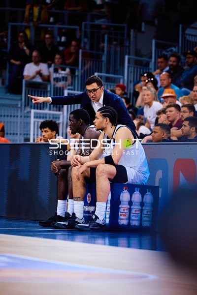 Rodrigo Pastore (99, Niners Chemnitz) gibt Anweisungen