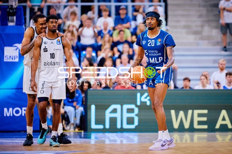 Ballbesitz Michael Weathers (20;MLP Academics Heidelberg) gegen Victor Bailey Jr (10;Niners Chemnitz)