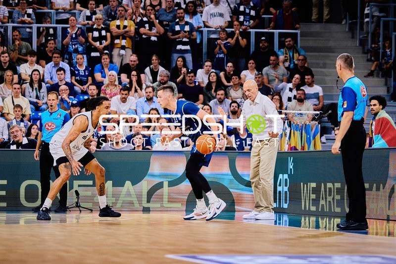 Dribbling Ryan Mikesell (33;MLP Academics Heidelberg) gegen DeAndre Lansdowne (9;Niners Chemnitz)