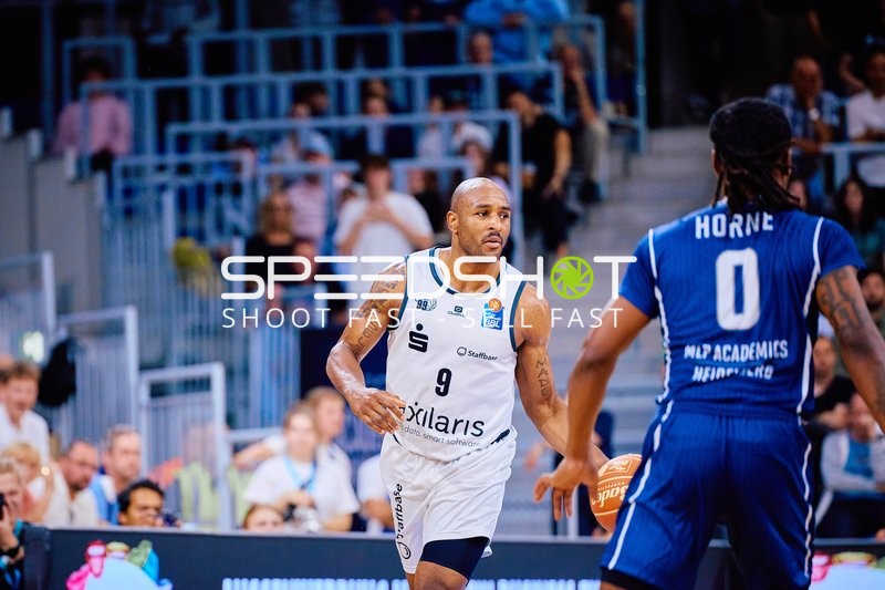 9, Niners Chemnitz mit Ball, DJ Horne (0, MLP Academics Heidelberg) verteidigt