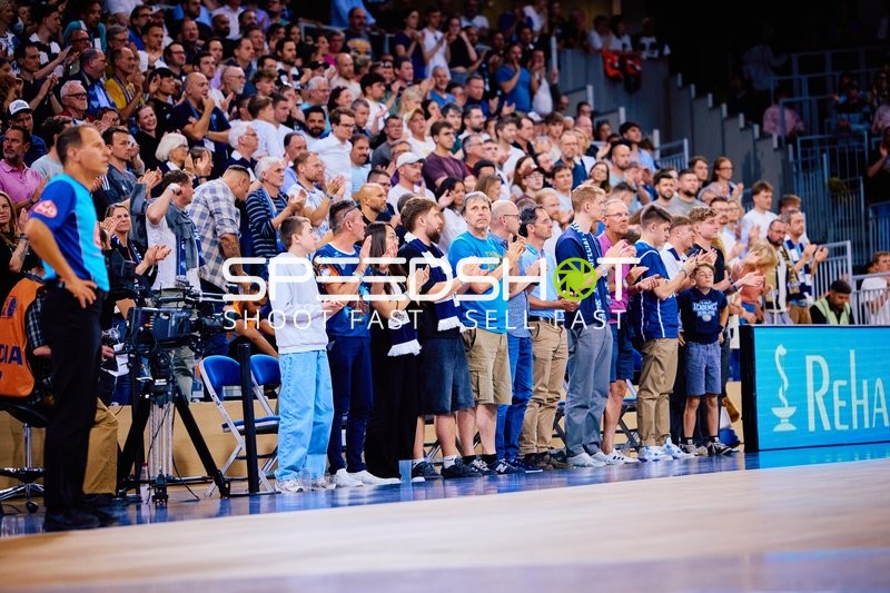 Publikum applaudiert bei Spiel