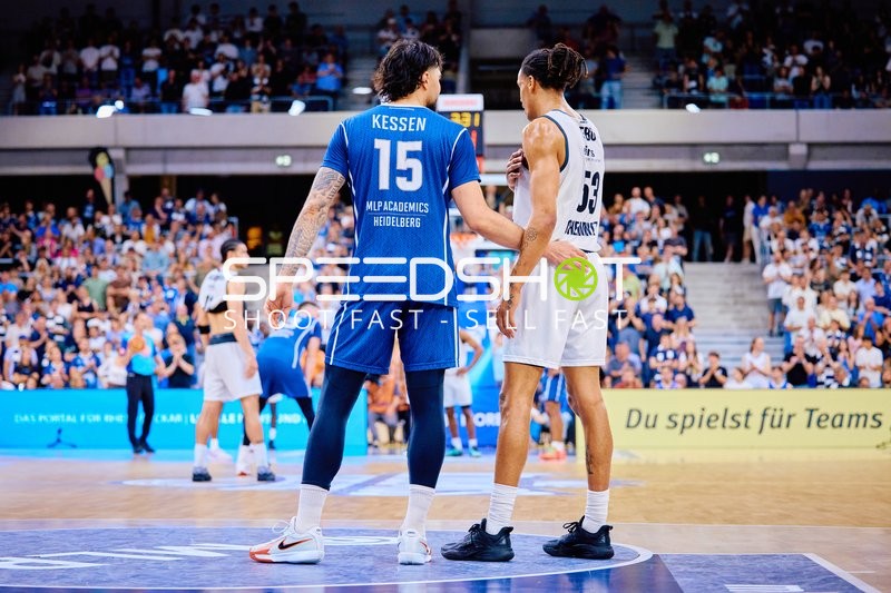 Spielerbegrüßung Marcel Keßen (15;MLP Academics Heidelberg), Kevin Yebo (53;Niners Chemnitz)