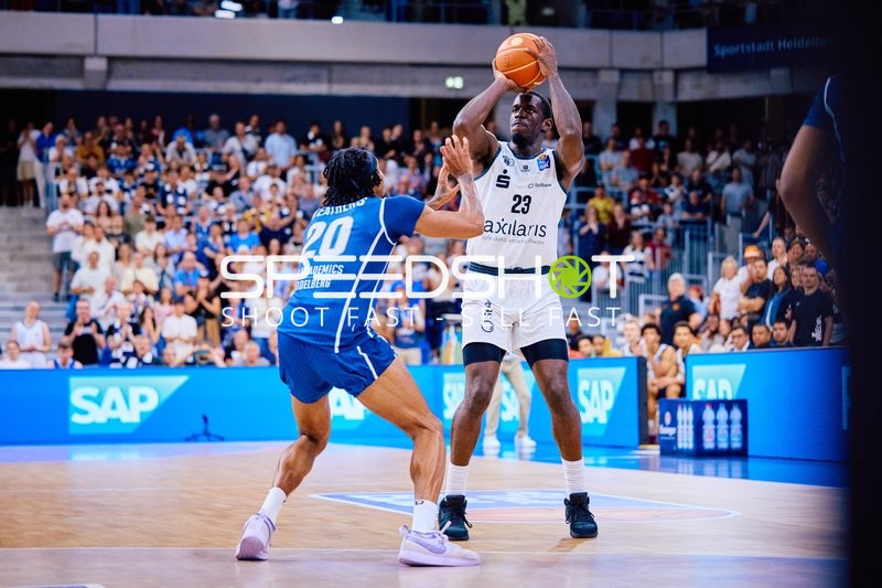 Wurf Damien Jefferson (23;Niners Chemnitz) verteidigt von Michael Weathers (20;MLP Academics Heidelberg)