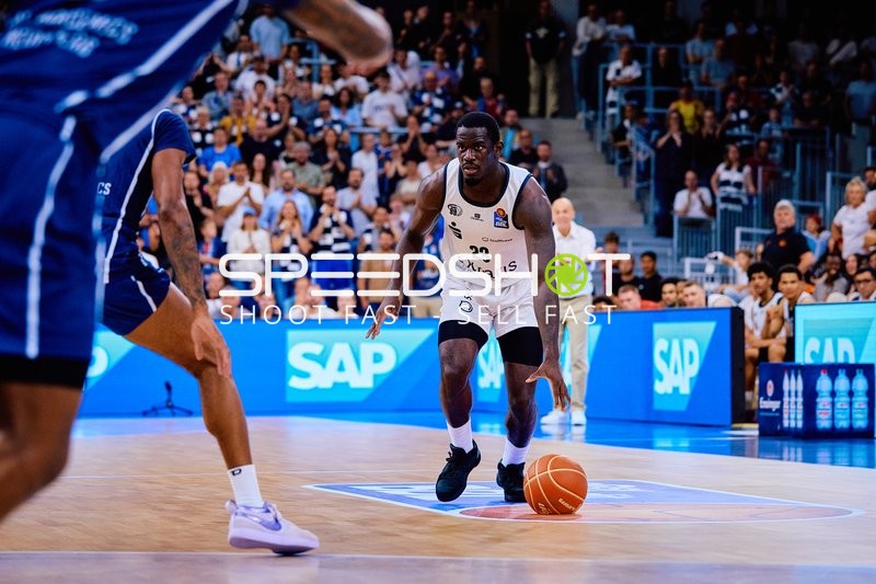 Dribbling Damien Jefferson (23;Niners Chemnitz)