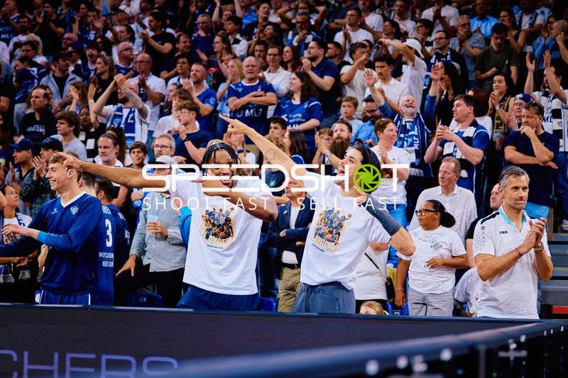 Feier mit Andrew O’Brien (3;MLP Academics Heidelberg), Osun Osunniyi (12;MLP Academics Heidelberg), Dominic Vengert (8;MLP Academics Heidelberg), Erol Ersek (11;MLP Academics Heidelberg)