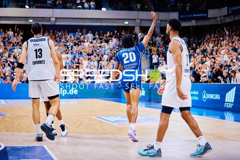 Ballführung Michael Weathers (20;MLP Academics Heidelberg) gegen Olivier Nkamhoua (13;Niners Chemnitz), Victor Bailey Jr (10;Niners Chemnitz)