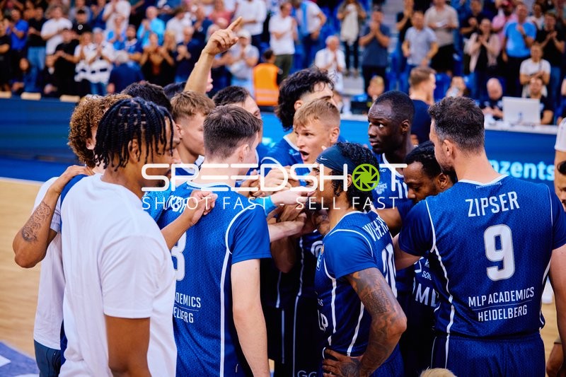 Teamzusammenhalt Paul Zipser (9;MLP Academics Heidelberg), Michael Weathers (20;MLP Academics Heidelberg), Andrew O’Brien (3;MLP Academics Heidelberg), Dominic Vengert (8;MLP Academics Heidelberg), Bakary Dibba (10;MLP Academics Heidelberg)