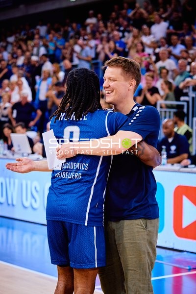 Umarmung DJ Horne (0;MLP Academics Heidelberg)