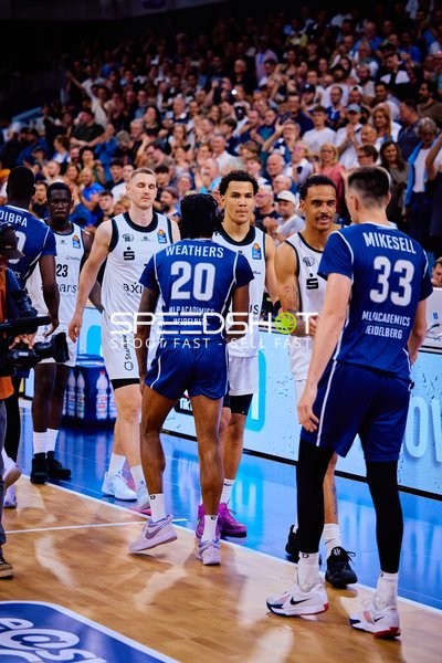 Michael Weathers (20, MLP Academics Heidelberg) und Ryan Mikesell (33, MLP Academics Heidelberg) begrüßen 23, Niners Chemnitz und Jonas Richter (7, Niners Chemnitz)