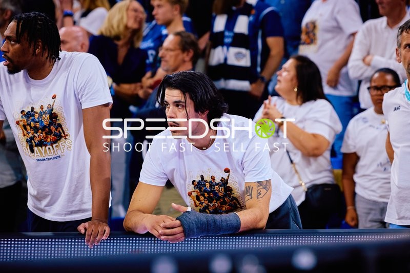 Pause mit Erol Ersek (11;MLP Academics Heidelberg), Osun Osunniyi (12;MLP Academics Heidelberg)