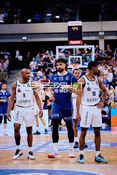 Spielerpositionierung Marcel Keßen (15;MLP Academics Heidelberg), DeAndre Lansdowne (9;Niners Chemnitz), Victor Bailey Jr (10;Niners Chemnitz)