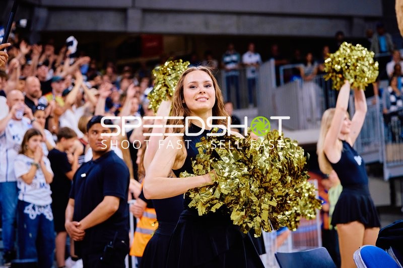 Cheerleader mit Pompons