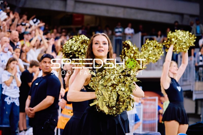 Cheerleader Performance ohne Spieler