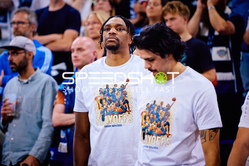 Warten vor Spielbeginn Osun Osunniyi (12;MLP Academics Heidelberg), Erol Ersek (11;MLP Academics Heidelberg)