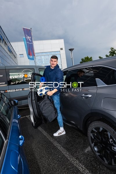 Halil Jaganjac neben Auto