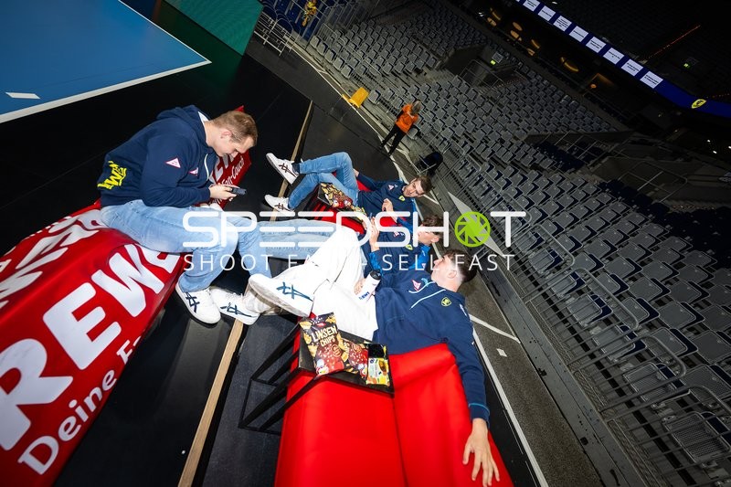 Trainer Rhein Neckar Löwen gestikuliert am Spielfeldrand