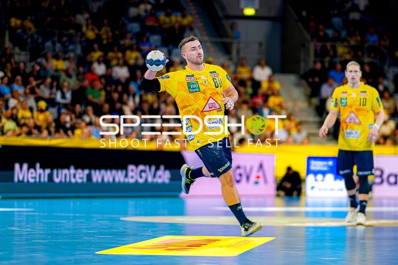 Wurf von Jannik Kohlbacher (80;Rhein Neckar Löwen) Halbzeit