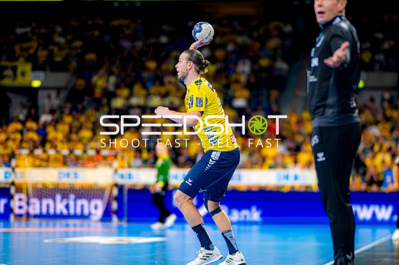 Spieler mit Ball in Aktion Rhein Neckar Löwen