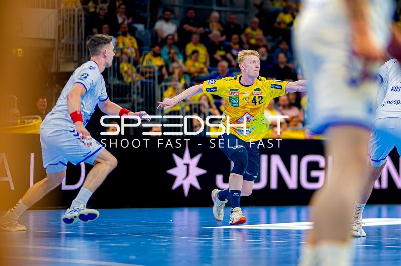 Wurf von Jon Lindenchrone Andersen (42;Rhein Neckar Löwen) in Halbzeit