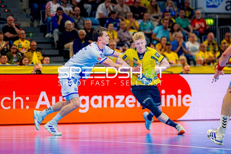 Wurf von Jon Lindenchrone Andersen (42;Rhein Neckar Löwen) in Halbzeit