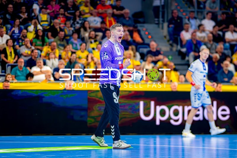 Torwart Dominik Kuzmanovic (1;VfL Gummersbach) jubelt