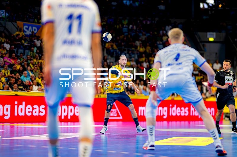 Ballpass von Olle Forsell-Schefvert (25;Rhein Neckar Löwen) in Halbzeit