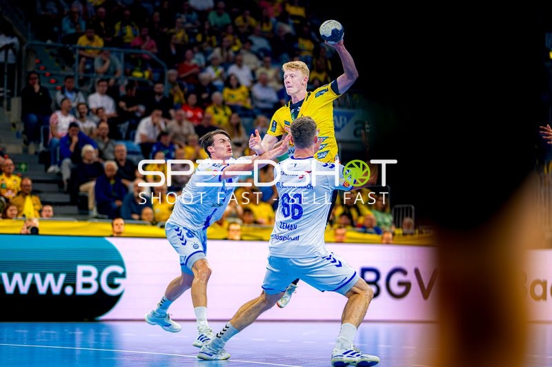 Wurf von Jon Lindenchrone Andersen (42;Rhein Neckar Löwen) in Halbzeit