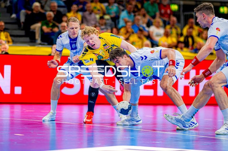 Ballabwehr Gustav Davidsson (22;Rhein Neckar Löwen) gegen Tilen Kodrin (5;VfL Gummersbach)