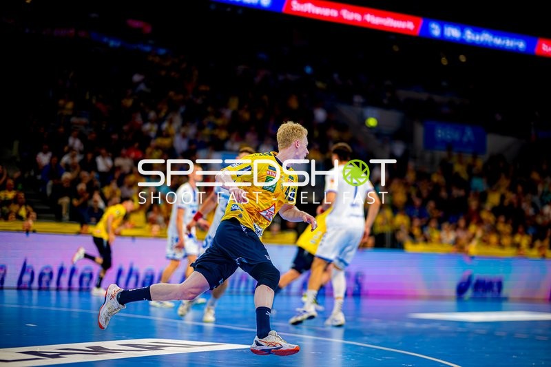 Wurf aufs Tor Jon Lindenchrone Andersen (42;Rhein Neckar Löwen)