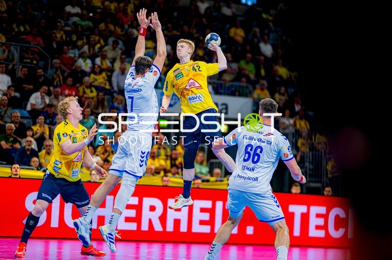 Jon Lindenchrone Andersen (42, Rhein Neckar Löwen) springt zum Wurf