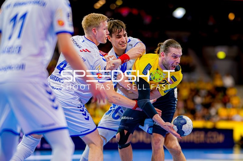 Olle Forsell-Schefvert (25, Rhein Neckar Löwen) versucht Wurf trotz Verteidigung von Julian Koester (7;VfL Gummersbach)