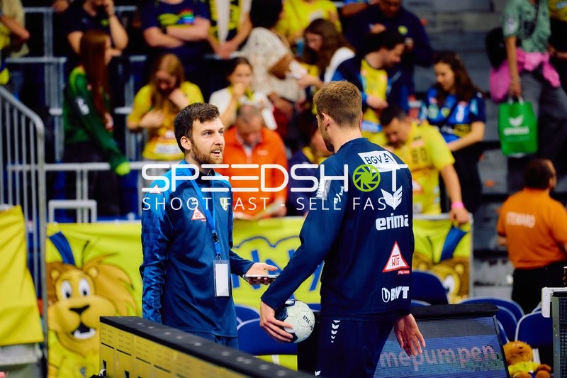 Trainer gestikuliert {TeamID}