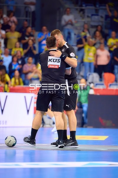 Schiedsrichter umarmen sich