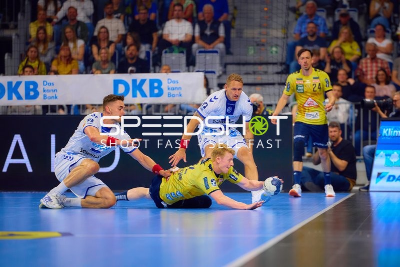 Patrick Groetzki (24, Rhein Neckar Löwen) am Boden mit Ball