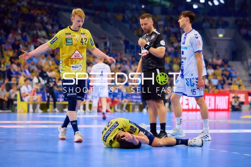 Verletzung {45_Shirt42} am Boden